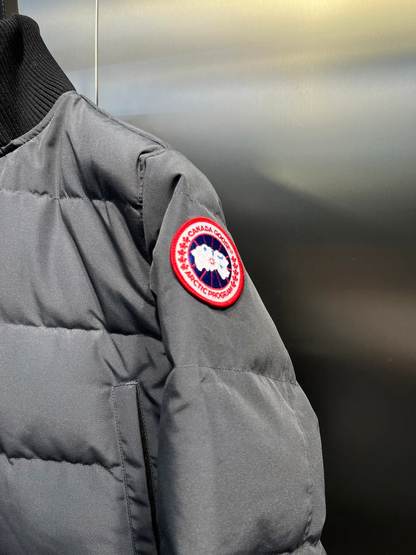 P840 Graphite Gray Ganand Goose⭐️Canada Goose men’s new short style is the most popular autumn and winter item on INS in recent years. More and more people are choosing goose down jackets. Fur collar: wolf hair! Canada Goose super 3D technology waterproof fabric treatment, perfect wind resistance, cold resistance, and high temperature resistance! Built-in plush heat storage to keep warm, heats up quickly and warms up quickly! Personalized design, exquisite workmanship, smooth to the touch and comfortable on the skin. Double-layer windproof cuffs, windproof and frostproof! The pocket design is beautiful and practical. The Canada Goose down jacket has been the most popular thermal suit in the world in the past two years. It has far surpassed the down jackets in the Mengkou Kingdom. At the same time, the style is classic and never goes out of style. Don’t be afraid of this cold winter, all you need is a Canada Goose down jacket. Item number: 42 styles Size: S-3XL